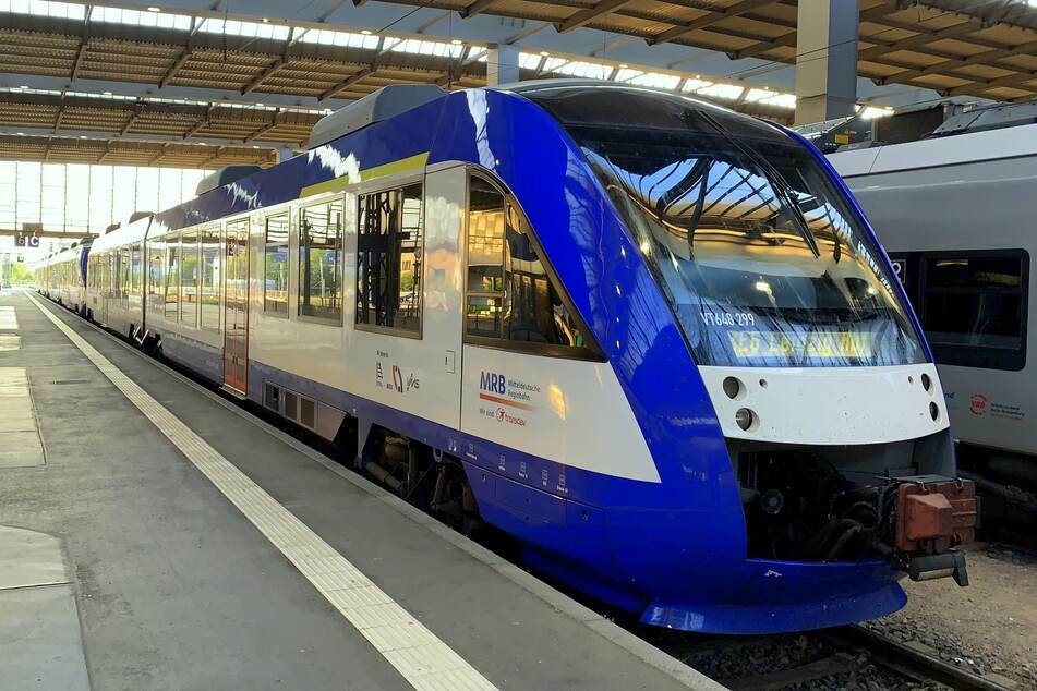 Drei aneinandergekoppelte Fahrzeuge des Typs "Alstom LINT" sollen an den Wochenenden auf der Strecke Chemnitz - Leipzig zum Einsatz kommen. Doch der geplante XXL-Zug ist offenbar nur Wunschdenken.