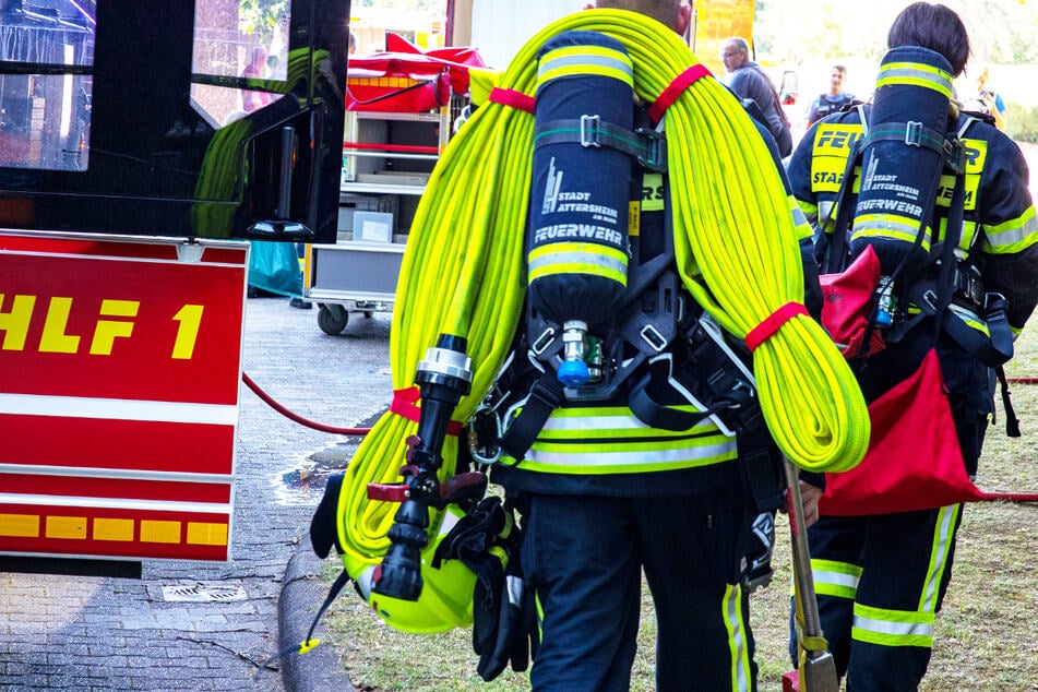 Fünf Trupps der Feuerwehr bekämpften den Brand und brachten gefährdete Anwohner in Sicherheit.