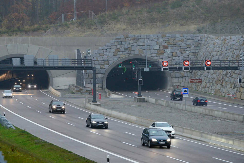 Fahrer wendet plötzlich auf A4 und fährt rückwärts durch Tunnel