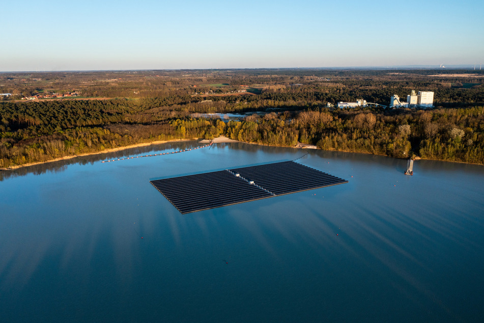 Die Floating-PV-Anlage in Haltern mit 5800 Solarmodulen war am 24. Mai 2022 in Betrieb genommen worden.