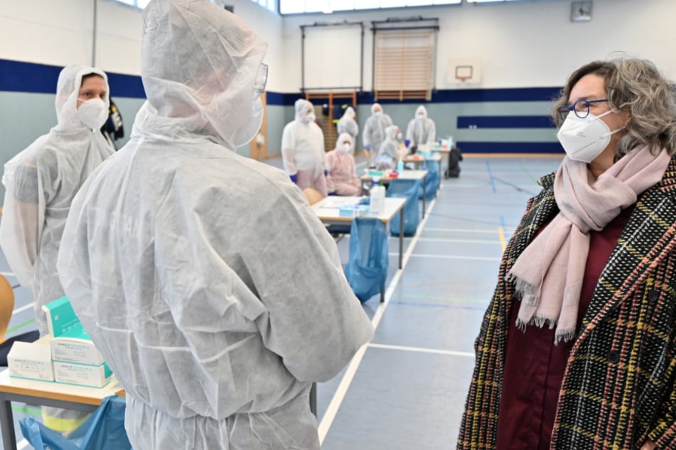 Heike Werner (r, Die Linke), Gesundheitsministerin von Thüringen, beobachtet die Durchführung von Schnelltests bei Schülern, Lehrern und Kita-Kindern im Staatlichen Berufsbildenden Schulzentrum Hildburghausen.