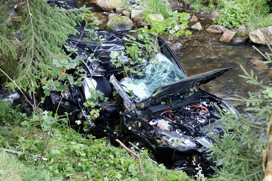 Ein Ford kam am Mittwochmorgen im Erzgebirge von der S272 ab und stürzte in einen Bach.