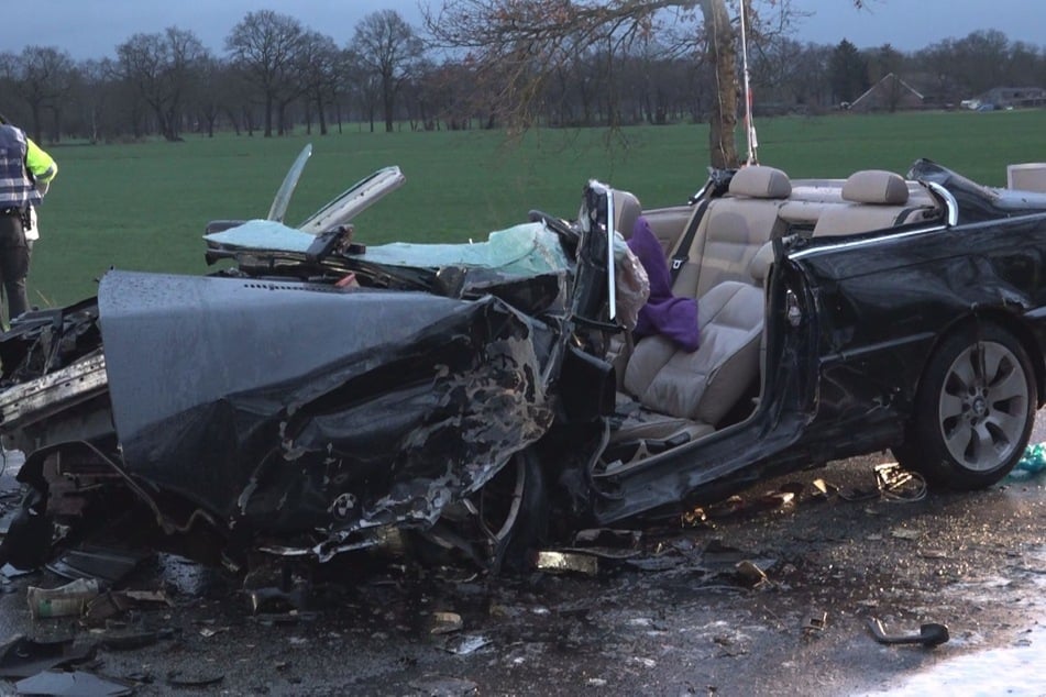 Sowohl das Auto des Unfallfahrers (s. Bild) als auch das entgegenkommende wurden durch die Kollision schwer beschädigt.