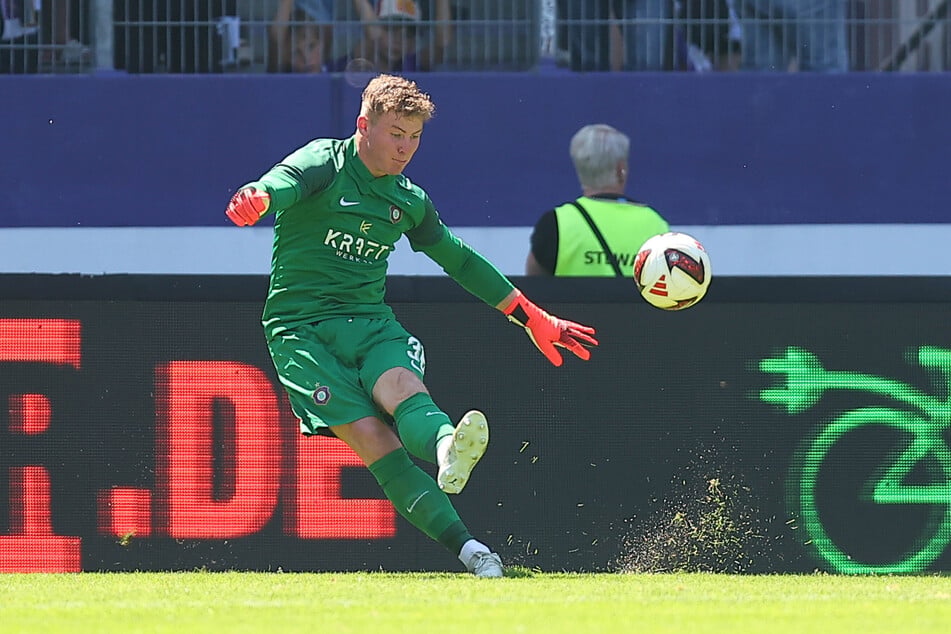 Starker Auftritt von Aue-Keeper Max Uhlig.