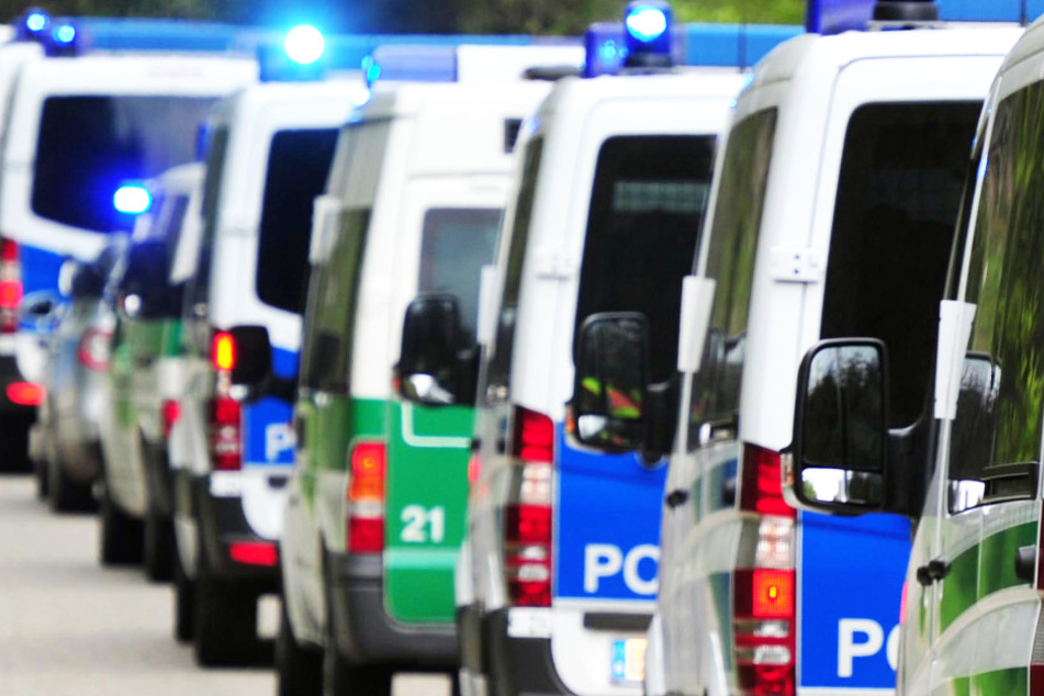 Die Polizei verfolgte das Auto dann von Bünde in Nordrhein-Westfalen über Bad Oeynhausen und Porta Westfalica bis nach Minden. (Symbolbild).