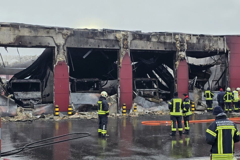 Der Sachschaden belaufe sich auf mehr als sieben Millionen Euro, hieß es.