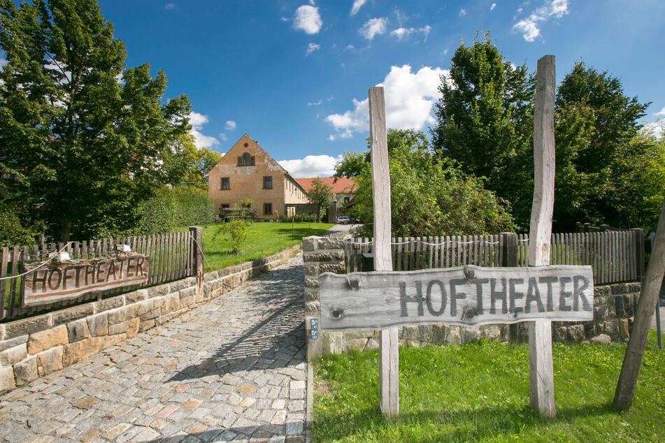 Das Hoftheater Dresdenbefindet sich in der Hauptstraße 35 im OT Weißig.