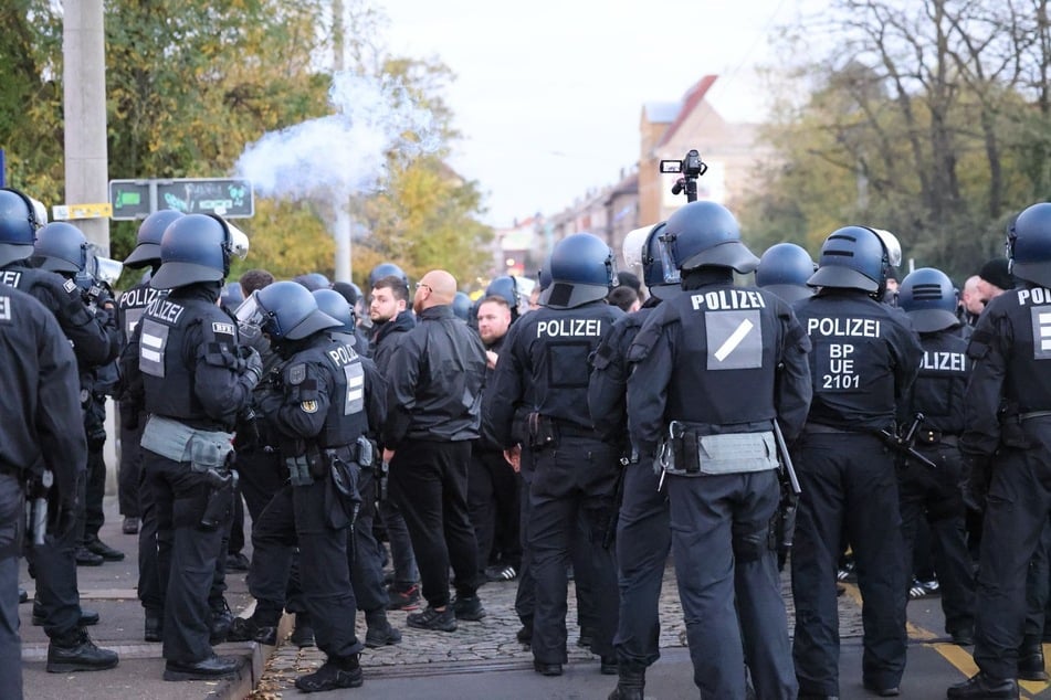 Die Polizei hatte nach Abpfiff alle Hände voll zu tun, die Halle-Fans zum Bahnhof zu bringen.