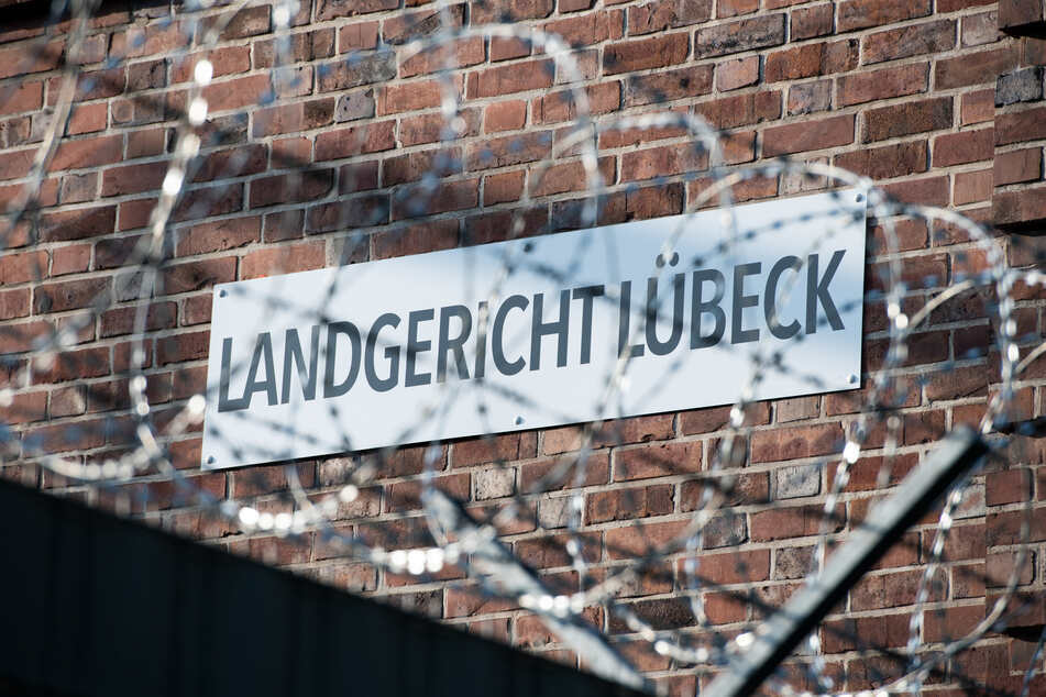 Stacheldraht sichert das Landgericht Lübeck.