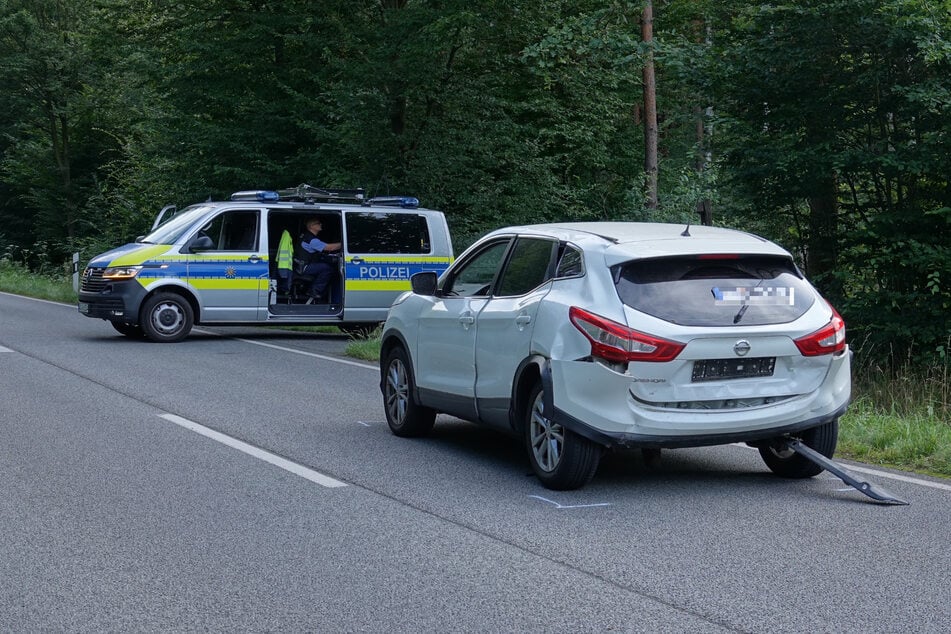 Unfall am heutigen Sonntagabend: Das Heck des weißen Nissans wurde durch den Crash etwas eingedrückt.