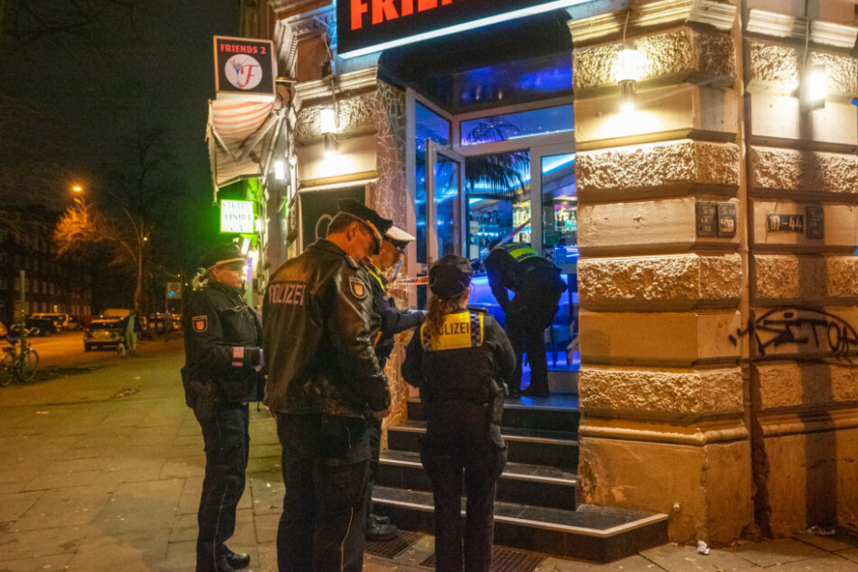 Vor der Bar fanden die Beamten mehrere Patronenhülsen.