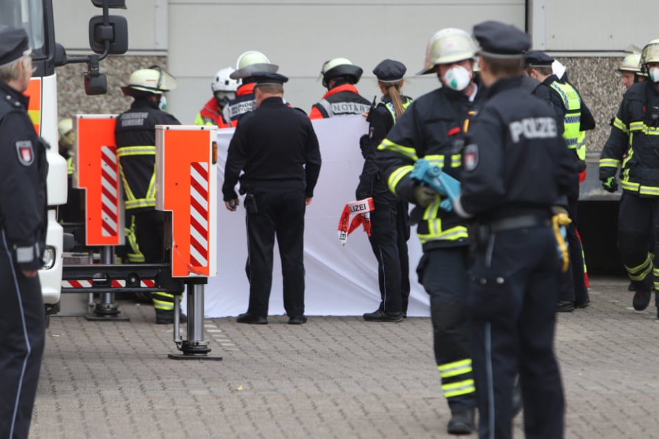 Einsatzkräfte haben die Unfallstelle mit einem Tuch abgeschirmt.