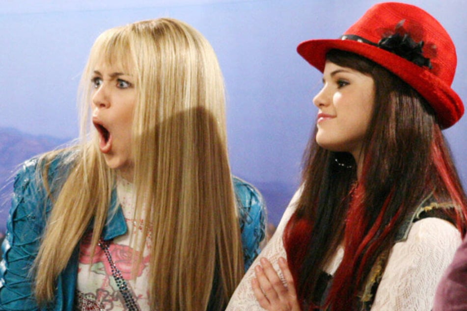Selena Gomez (r.) made a surprise appearance on Miley Cyrus' Hannah Montana 20th Anniversary special on Disney+.