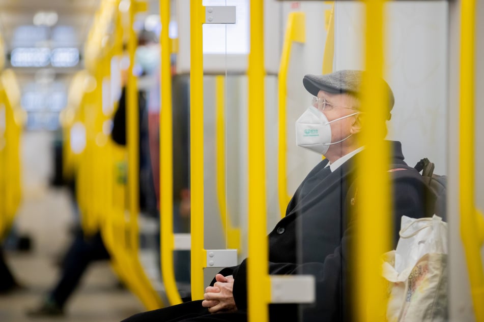 Weiterhin müssen unter anderem in öffentlichen Verkehrsmitteln in Sachsen-Anhalt Masken getragen werden. (Symbolbild)