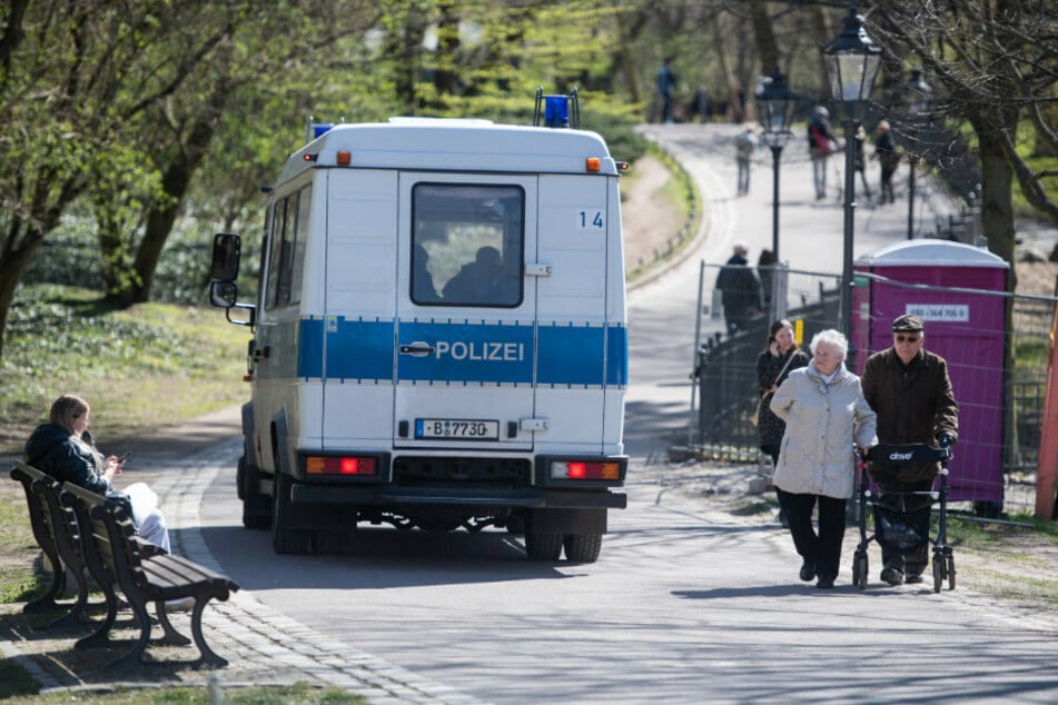Polizisten fahren durch den Volkspark Friedrichshain und beobachten ob ob die Kontaktbeschränkungen eingehalten werden.(Archivbild)