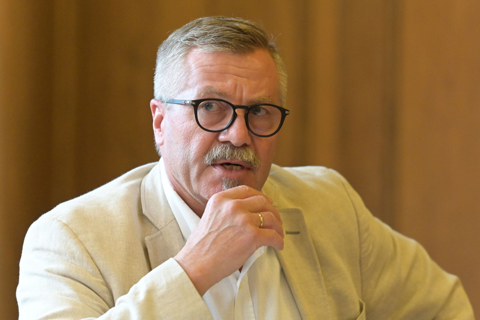Ordnungsbürgermeister Miko Runkel (60, parteilos) verweist auf das Sächsische Jagdgesetz. Demnach darf jeder Eigentümer von Grundstücken Waschbären in einer Lebendfalle fangen.