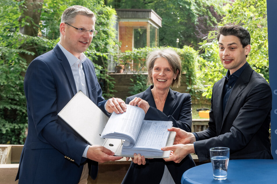 Die CDU-Bundestagsabgeordneten Christoph de Vries (48, l.) und Christoph Ploß (37) übergaben der Sprecherin der Volksinitiative "Schluss mit Gendersprache in Verwaltung und Bildung" 3500 Unterschriften.