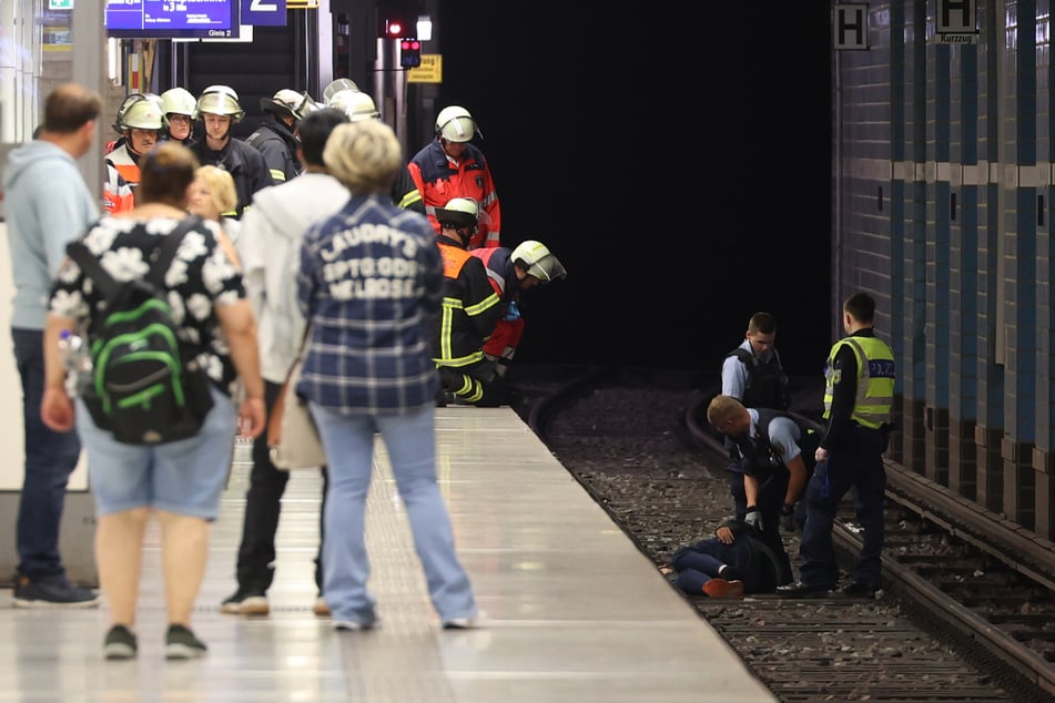 Einsatzkräfte der Bundespolizei retteten den Mann aus dem Gleisbett im S-Bahnhof Harburg-Rathaus.