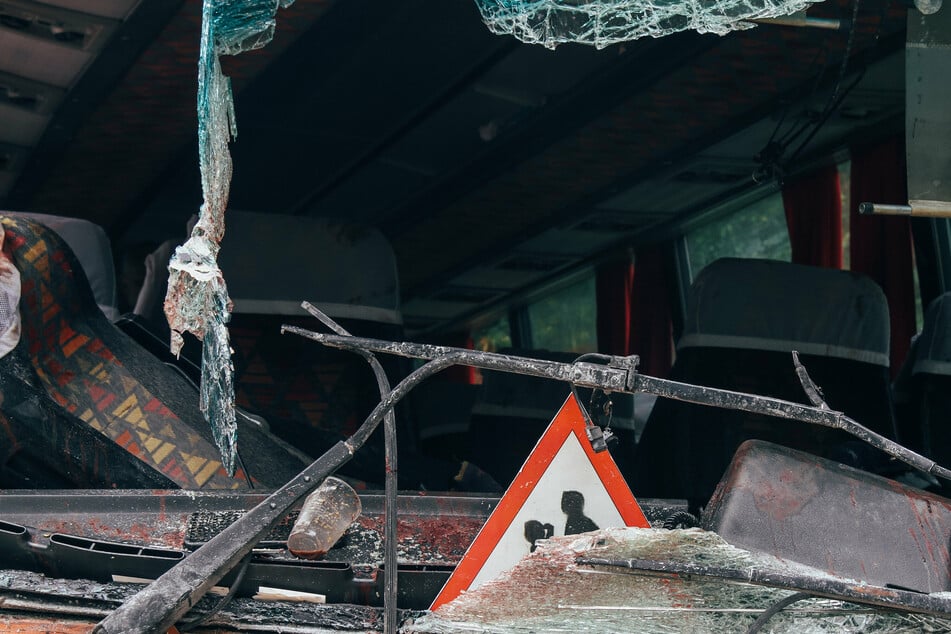 Der Bus stürzte 50 Meter in die Tiefe bevor er explodierte (Symbolbild).