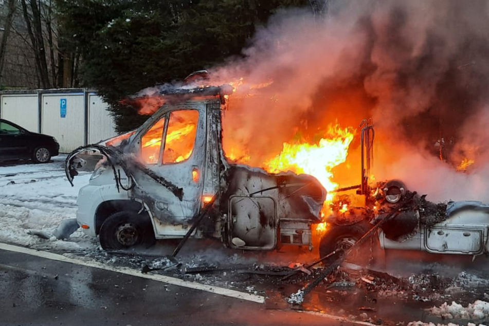 Als die Feuerwehr eintraf, stand das Wohnmobil bereits lichterloh in Flammen.