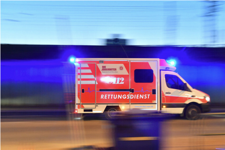Torgau: Linienbus und Autos kollidieren in Kurve, Fahrerin (†60) stirbt, mehrere Verletzte