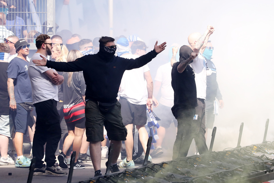 Hässliche Szenen beim Spiel MSV Duisburg gegen den FC Erzgebirge Aue: Vermummte Anhänger stürmten das Stadion.