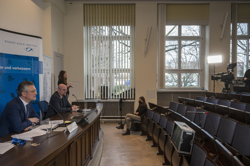Am heutigen Donnerstag hielt Lothar Wieler (l.) eine Pressekonferenz im Berliner Robert Koch-Institut.