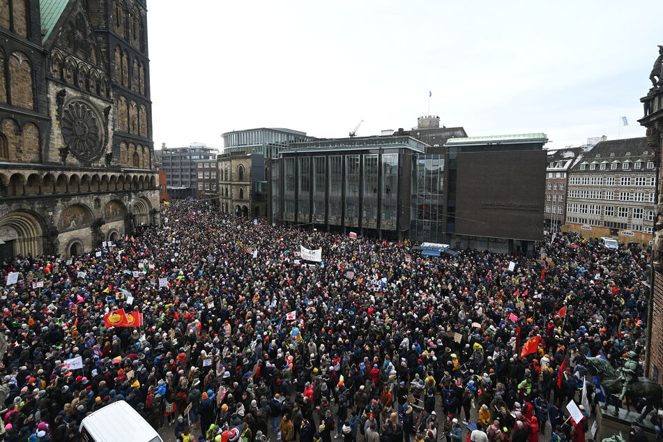 "Laut gegen rechts" - Zehntausende Demonstrierende in Bremen auf der Straße