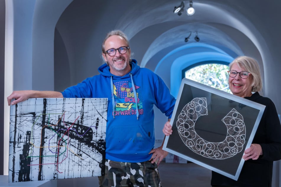 Graffiti-Star Tasso (57) und Klöppelkünstlerin Gisela Drewelow (77) hingen am Dienstag die Werke der ersten gemeinsamen Ausstellung auf.