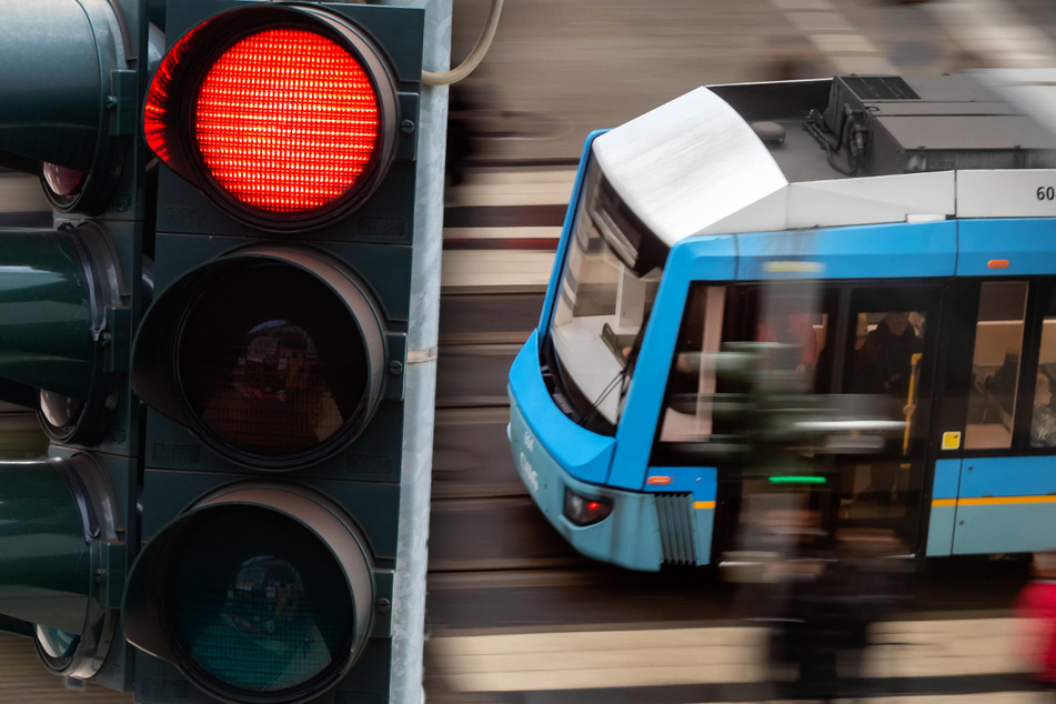 Straßenbahn-Crash in Chemnitz: Ein Autofahrer (75) überfuhr am Montagnachmittag eine rote Ampel und kollidierte mit einer Tram (Symbolbild).