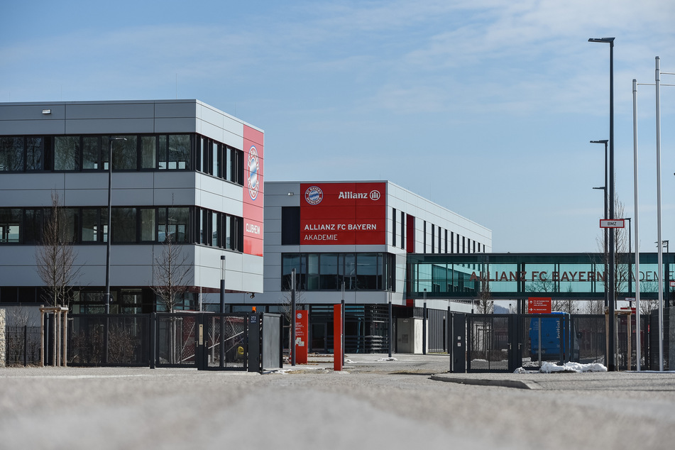Der FC Bayern München hat nach dem schweren Rassismusvorwurf gegen einen Nachwuchstrainer personelle Konsequenzen gezogen.