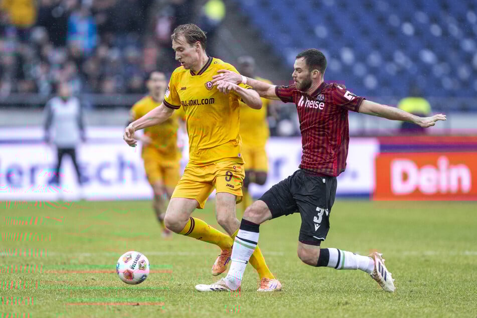 Keine Tore zur Pause zwischen Dynamo Dresden und Hannover 96.