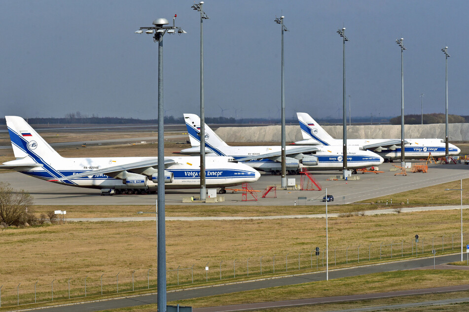 Drei Antonow-Maschinen werden voraussichtlich noch eine Weile auf dem Leipziger Flughafen stehen.