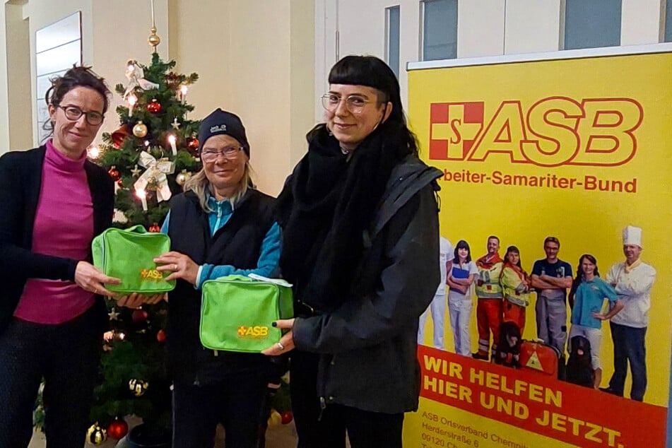 ASB-Mitarbeiterin Anja Stephan (l.) übergab die Spenden an zwei ehrenamtliche Mitarbeiterinnen vom Kältebus Chemnitz.