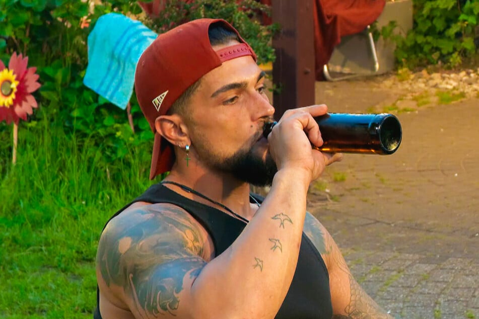 Der "Köln 50667"-Star lässt für gewöhnlich den Macho raushängen und treibt seine Freundin mit seiner Art zur Weißglut.