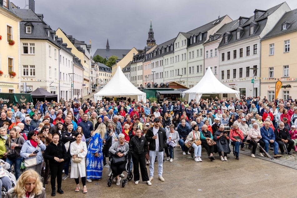 Bei der Schneeberger Bürgermeisterwette 2026 waren viele Zuschauer auf den Marktplatz vor das Rathaus gekommen.