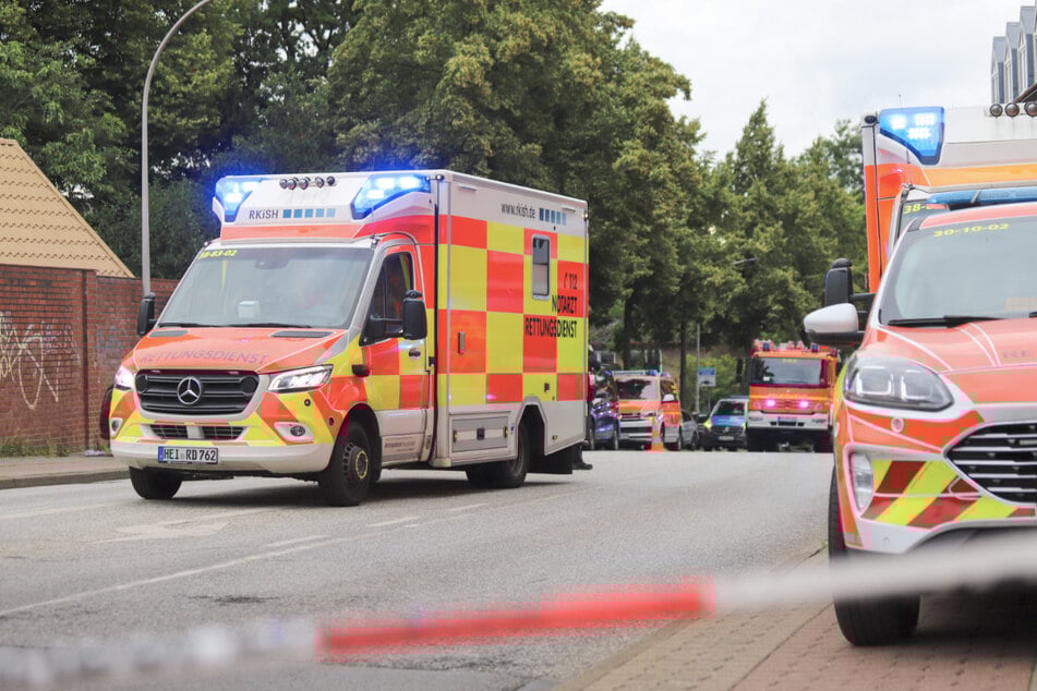 In Pinneberg wurde ein Kind durch ein umfallendes Metalltor tödlich verletzt.