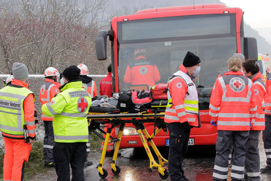 Rettungskräfte stehen an einer Unfallstelle.
