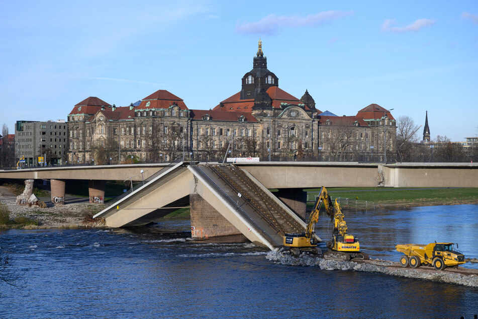 Nach dem Schreck vom Montag können die Abrissarbeiten an der Carolabrücke weitergehen.