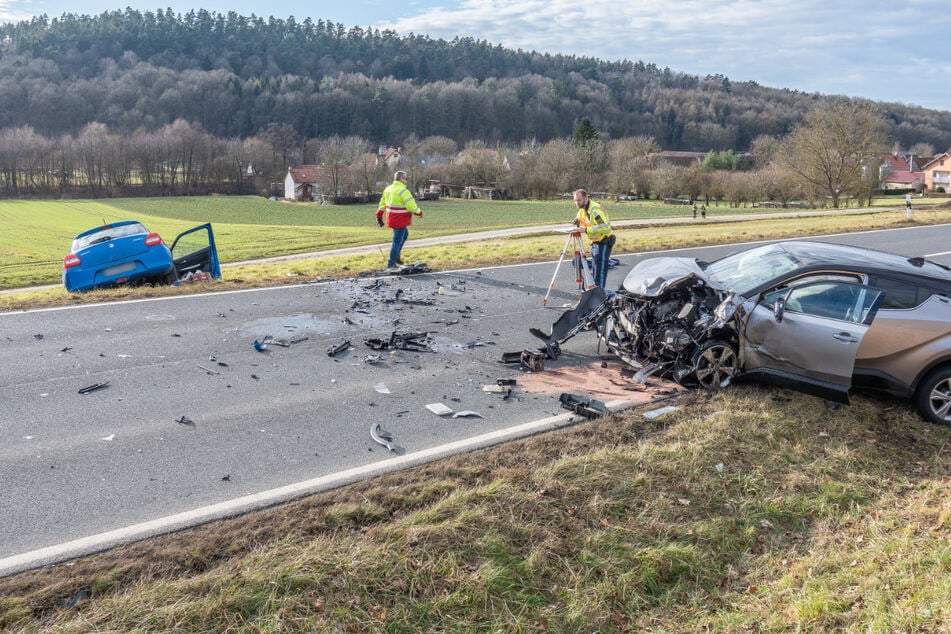 Bei dem Frontalunfall wurde der mutmaßliche Verursacher mittelschwer verletzt. Die Fahrerin des entgegenkommenden Fahrzeugs kam ums Leben.