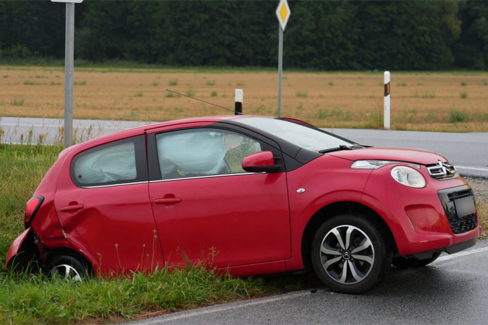 Ein roter Citroën (Fahrerin: 73) missachtete die Vorfahrt und kollidierte infolgedessen mit einem schwarzen BMW (Fahrerin: 18).