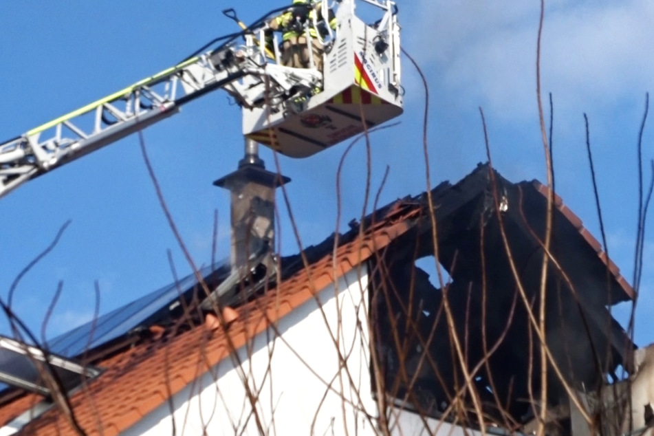 Die Wohnung im Dachgeschoss brannte teilweise aus, auch der Dachstuhl und eine zweite Wohnung wurden beschädigt.
