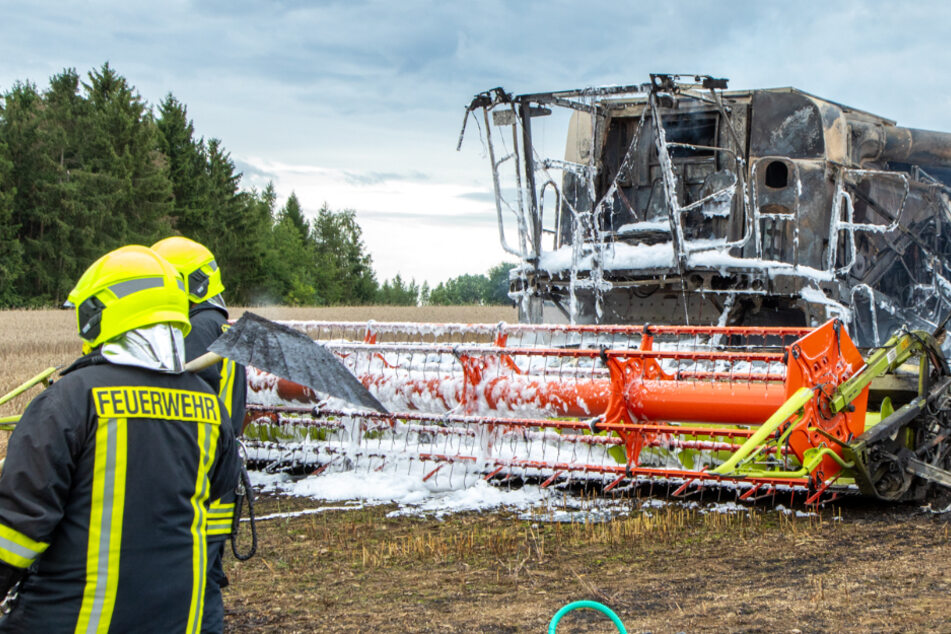 100.000 Euro Schaden: Mähdrescher geht in Flammen auf
