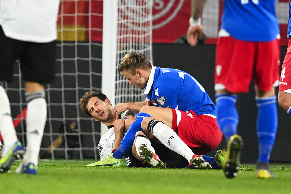 Liechtensteins Abwehrmann Jens Hofer (24, r.) kümmerte sich nach seinem ungewollt heftigen Einsteigen gegen Leon Goretzka (26) gleich um den deutschen Nationalspieler, flog aber dennoch zu Recht mit Rot vom Platz.