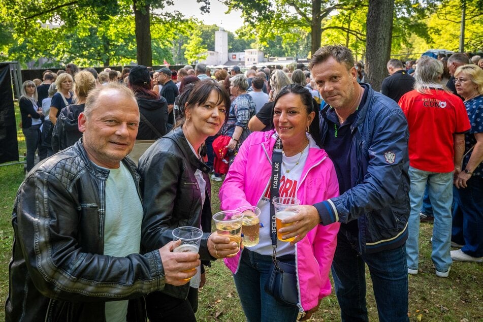 Olaf (57, v.l.), Sandra (48), Yvonne (53) und Jörg (55) aus Limbach-Oberfrohna waren bereits 14.30 Uhr in Konzertlaune.