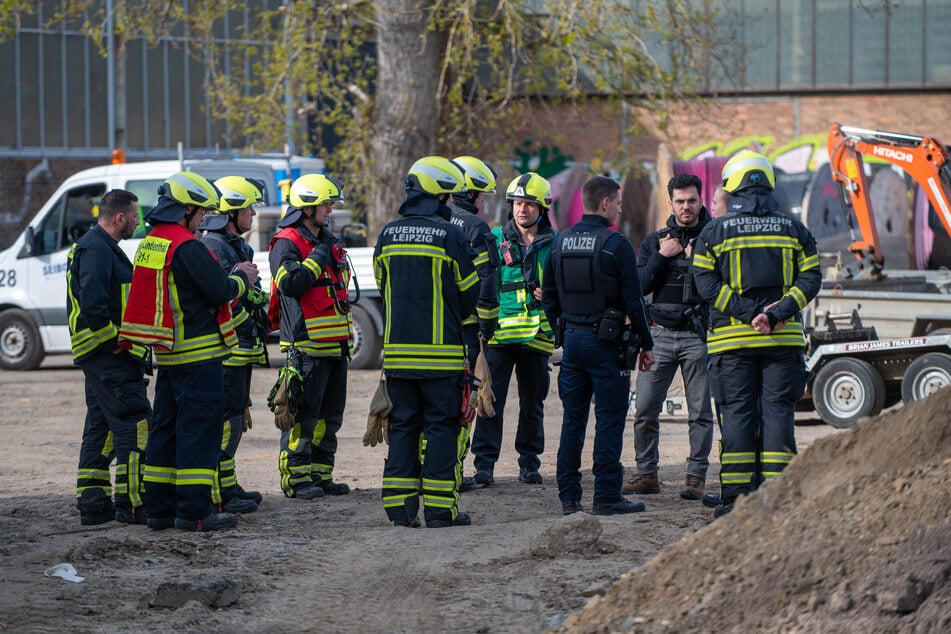 Vor Ort beratschlagten sich Polizei und Feuerwehr.