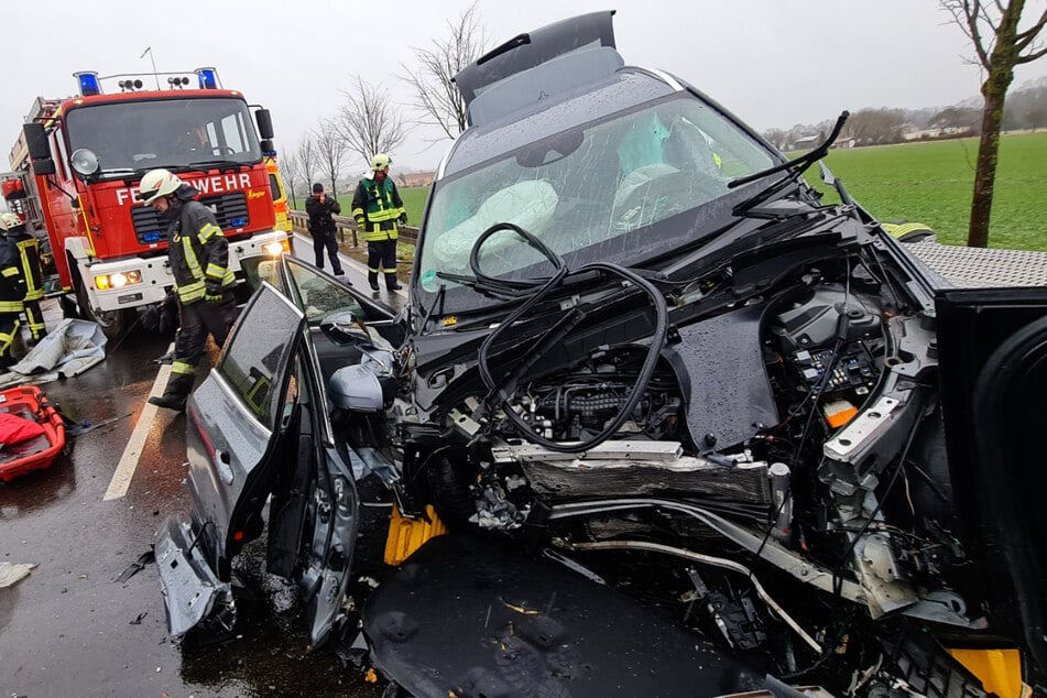Auf der S31 im Landkreis Leipzig ist es am Samstag zu einem schweren Unfall zwischen einem Ford und einem Volvo gekommen.
