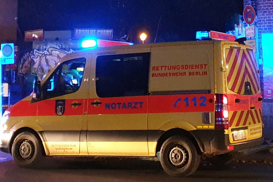 Ein Krankenwagen steht auf einer Straße in Berlin. (Symbolbild)