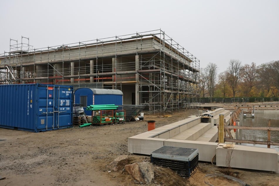 Der Betreiber baut aktuell noch an den dazugehörigen Gebäuden.