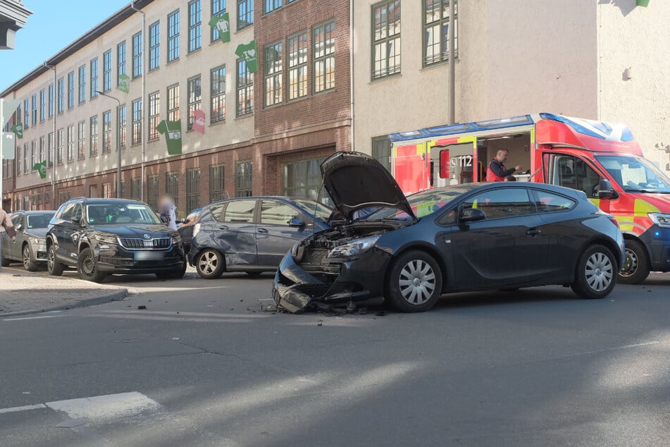 Ein Opel und ein Mercedes sind am Montagnachmittag in Plagwitz offenbar zusammengekracht.